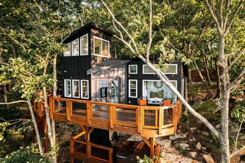 Breathtaking Tree House with Jacuzzi and Lofted Interior in Georgia