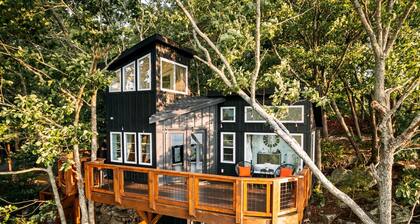 Breathtaking Tree House with Jacuzzi and Lofted Interior in Georgia
