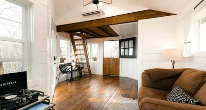 Breathtaking Tree House with Jacuzzi and Lofted Interior in Georgia
