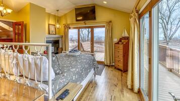 4 bedrooms, in-room safe, desk, iron/ironing board