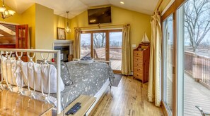 4 bedrooms, in-room safe, desk, iron/ironing board