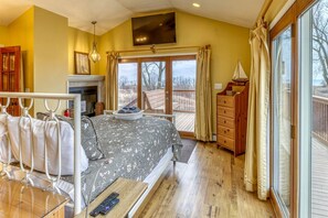 4 bedrooms, in-room safe, desk, iron/ironing board