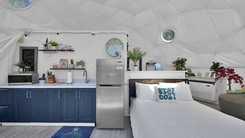 1 bedroom, in-room safe, WiFi, bed sheets