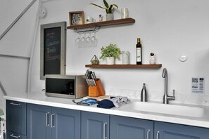Refrigerador, microondas, parrilla de estufa y cafetera y tetera 