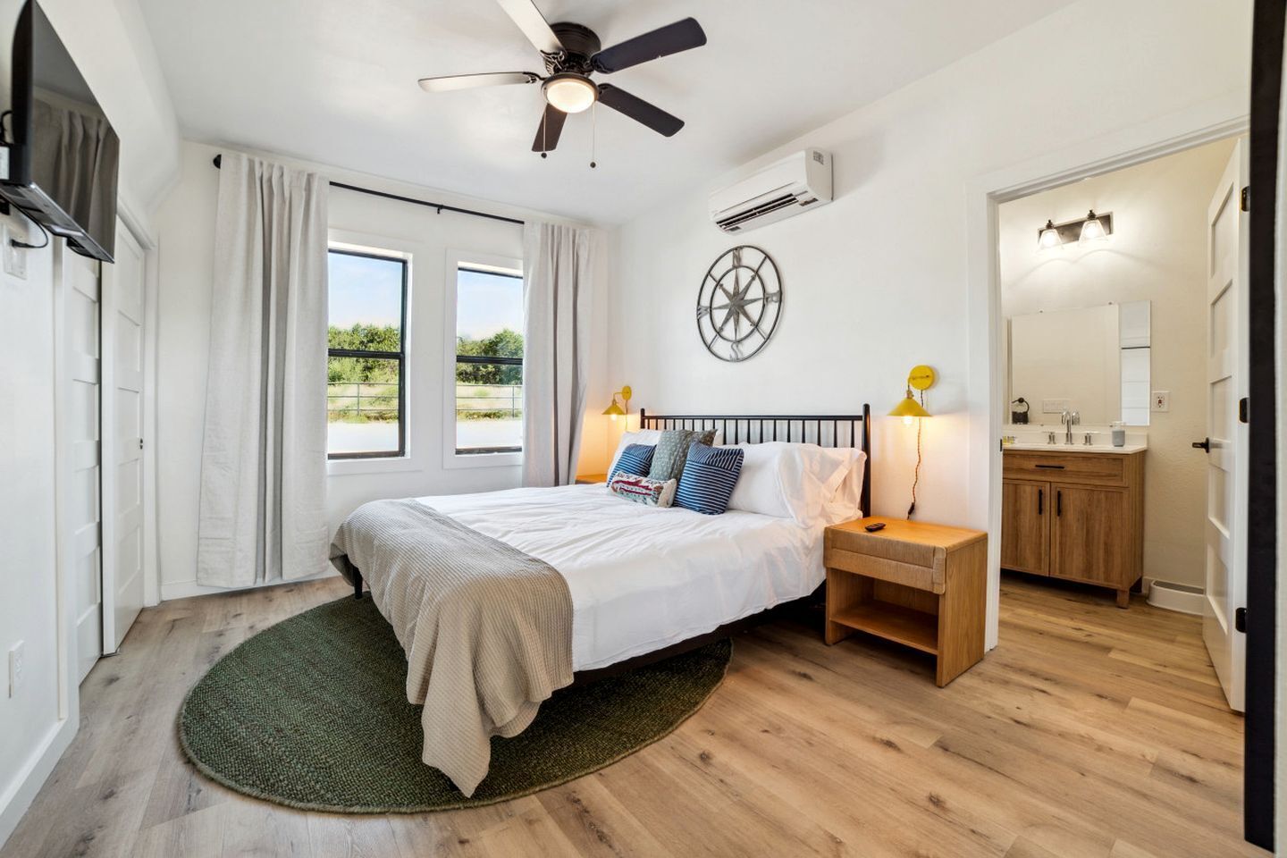 3 bedrooms, desk, WiFi, bed sheets