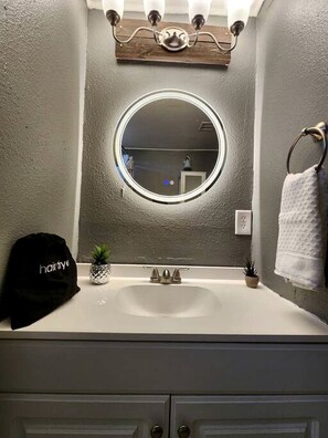 按摩浴缸、風筒、提供毛巾、番梘