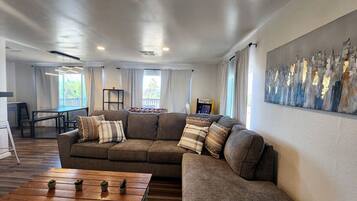 Una televisión, un futbolín