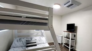 Room - Modern Cabin with  Arcade, Foosball Table and Fire Pit in Meadview, Arizona (Meadview)
