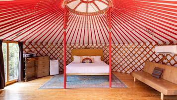 1 bedroom, desk, WiFi, bed sheets