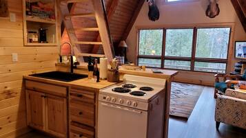 Een koelkast, een magnetron, een kookplaat