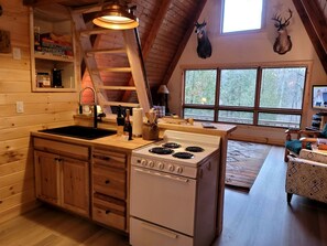 ثلاجة، ميكروويف، موقد طهي مسطح، ماكينة لصنع القهوة/الشاي