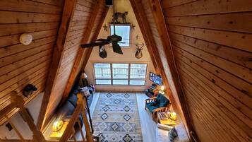 Televisión, reproductor de DVD, videoteca y estéreo