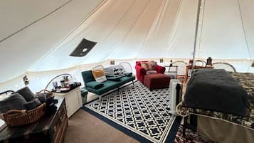 1 bedroom, desk, bed sheets