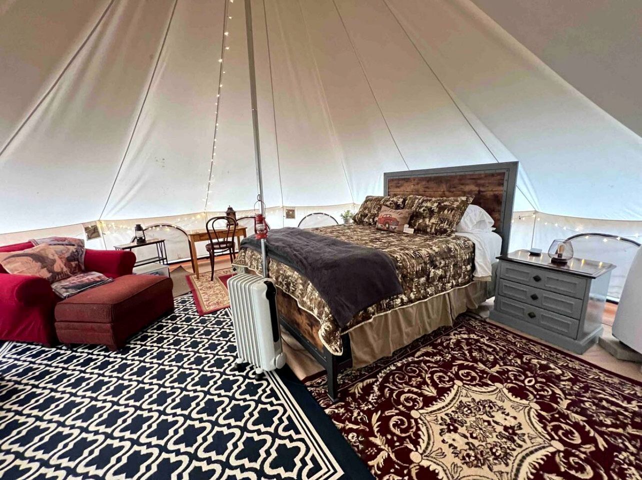 1 bedroom, desk, bed sheets
