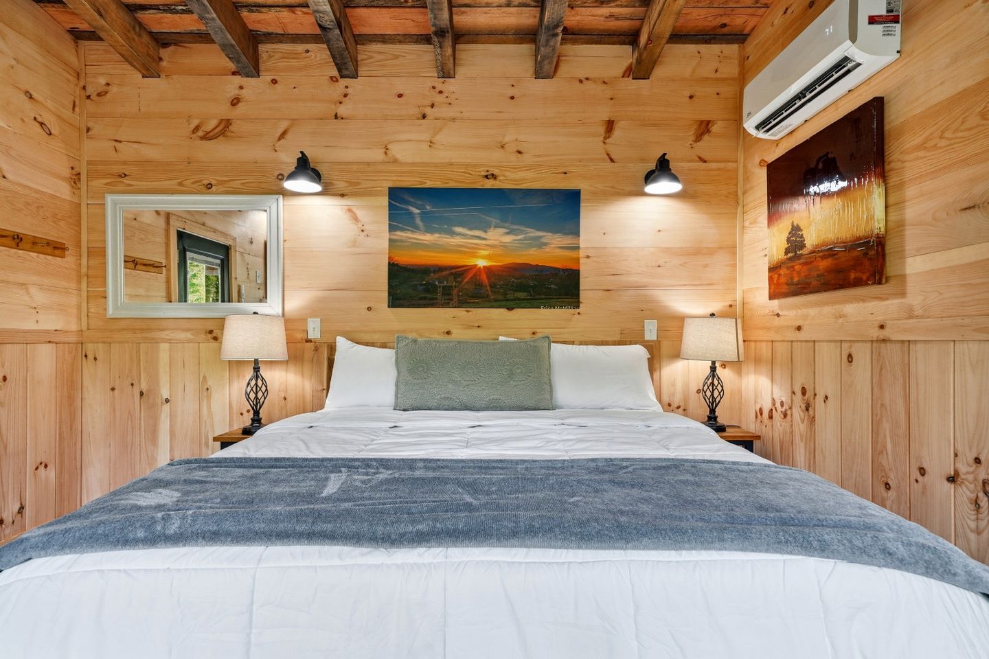 2 bedrooms, desk, iron/ironing board, WiFi