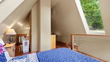 2 bedrooms, desk, iron/ironing board, WiFi