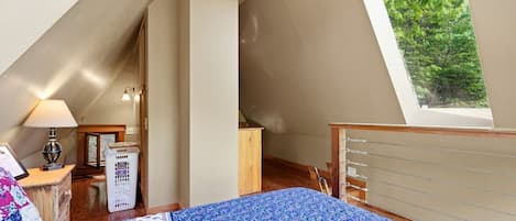2 bedrooms, desk, iron/ironing board, WiFi