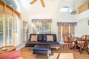 Stereo - Luxury Cottage with Furnished Deck in Trinity, California (Big Flat)