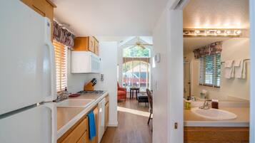 Fridge, microwave, stovetop, dishwasher