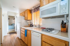 ثلاجة، ميكروويف، موقد طهي مسطح، غسالة أطباق