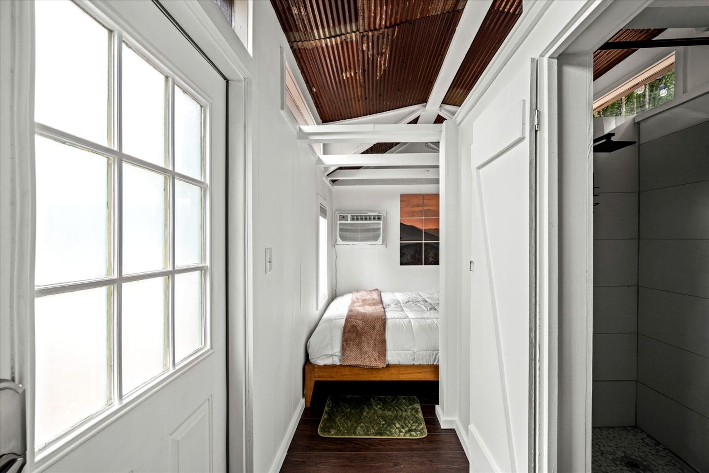 1 bedroom, desk, WiFi, bed sheets