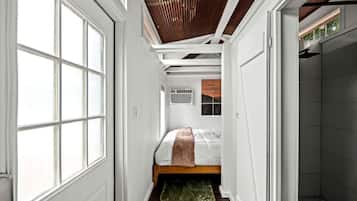 1 bedroom, desk, WiFi, bed sheets