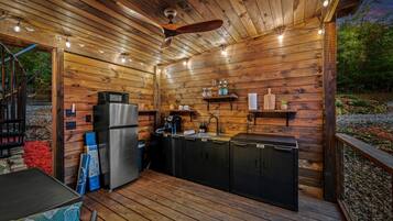 Coffee/tea maker, fridge, microwave, cookware/dishes/utensils