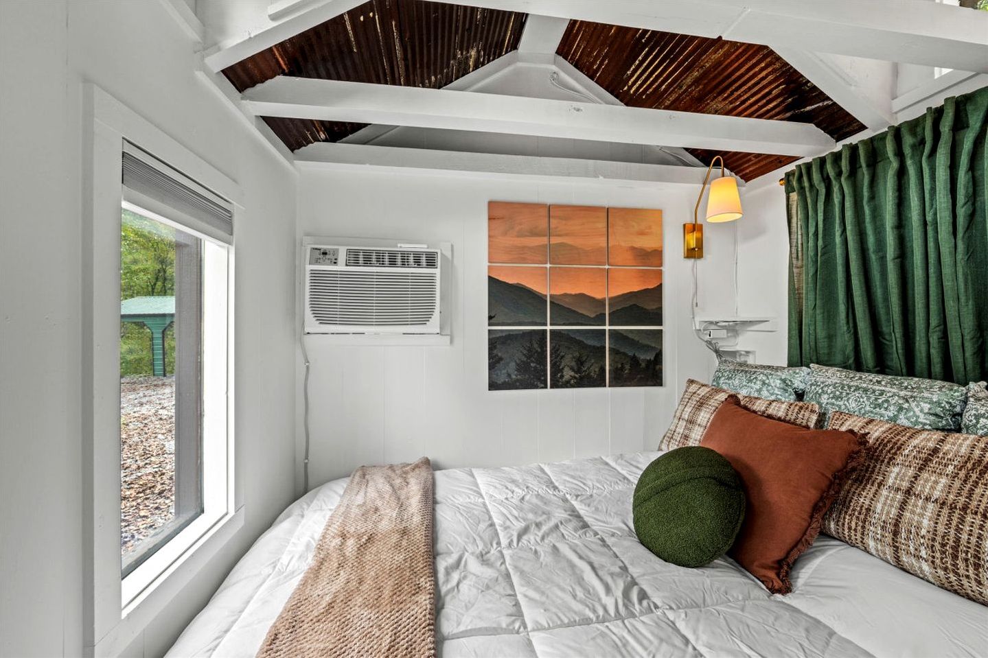 1 bedroom, desk, WiFi, bed sheets