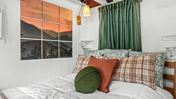 1 bedroom, desk, WiFi, bed sheets