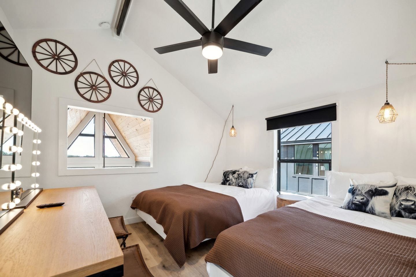 3 bedrooms, desk, WiFi, bed sheets