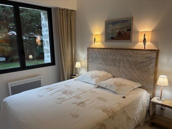 4 bedrooms, iron/ironing board, internet, bed sheets