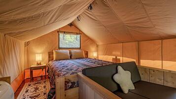 1 bedroom, bed sheets