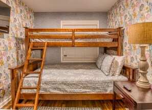 3 bedrooms, in-room safe, desk, iron/ironing board