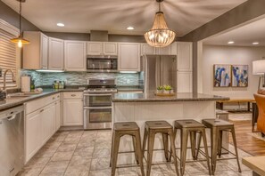 Kühlschrank, Mikrowelle, Herdplatte, Geschirrspüler