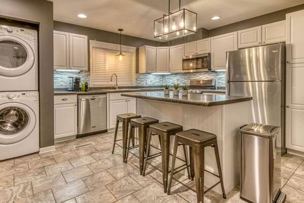 Kühlschrank, Mikrowelle, Herdplatte, Geschirrspüler