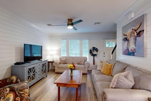 TV - Cozy Modern Farmhouse Retreat Near Central Park in College Station, Texas (College Station)