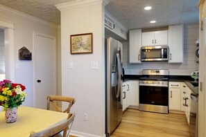 Fridge, microwave, stovetop, dishwasher - Cozy Modern Farmhouse Retreat Near Central Park in College Station, Texas (College Station)