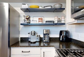 Fridge, microwave, stovetop, dishwasher - Cozy Modern Farmhouse Retreat Near Central Park in College Station, Texas (College Station)