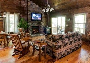 TV, fireplace - Family-Friendly Cabin Rental for Six on Nantahala Mountain with White Water Rafting in North Carolina (Nantahala)