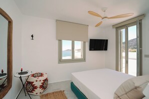 Aqua | In-room safe, blackout curtains, soundproofing, free WiFi