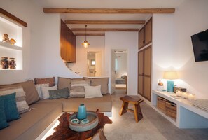 Turquoise | Living area | Flat-screen TV