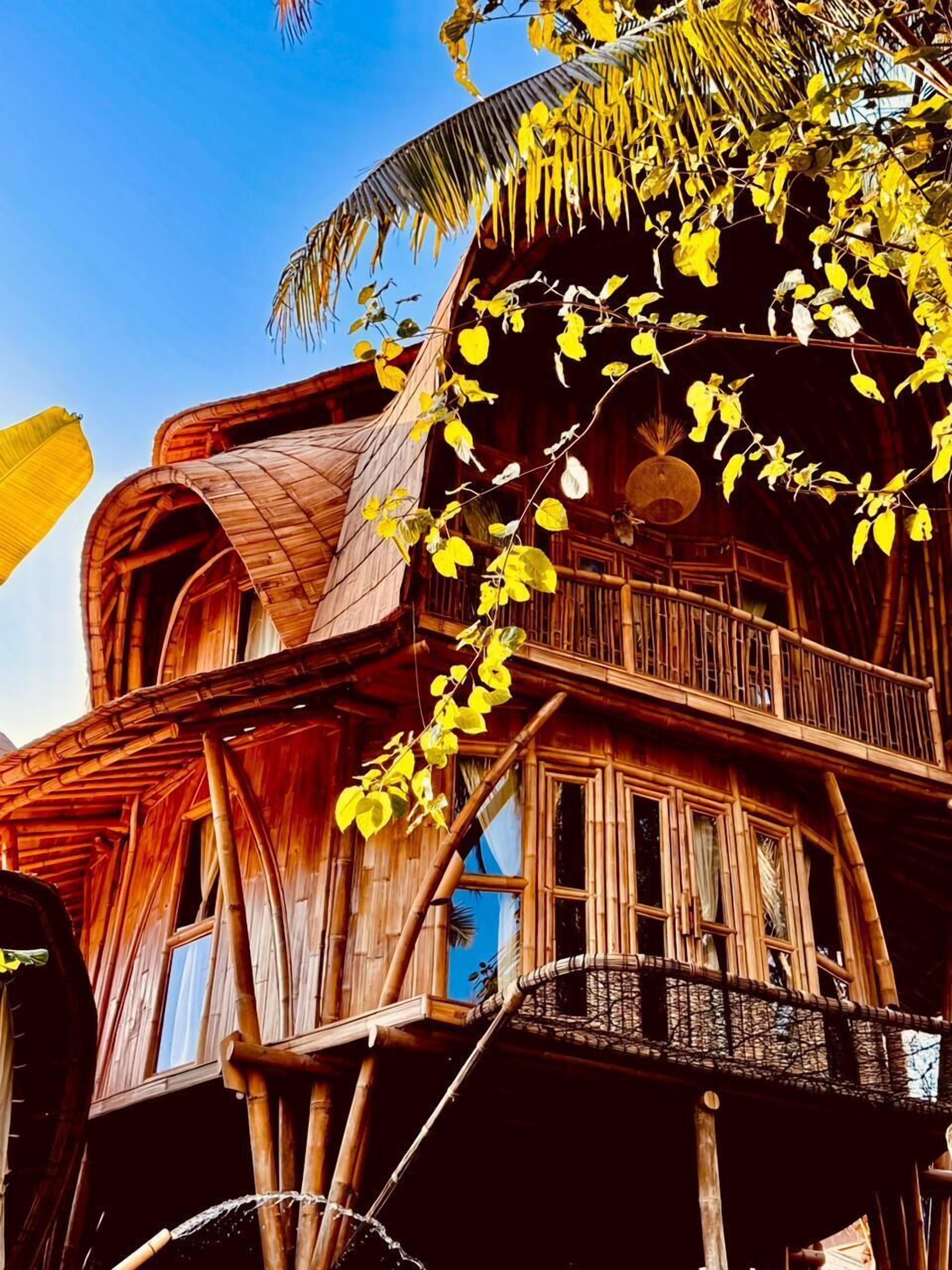 Honeymoon Suite, 1 Bedroom, Kitchenette, River View | Hypo-allergenic bedding, down comforters, minibar, in-room safe