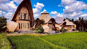 Honeymoon Villa, 1 King Bed, Kitchenette, Garden View | Hypo-allergenic bedding, down comforters, minibar, in-room safe