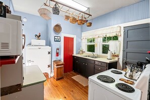Réfrigérateur, four à micro-ondes, un four, surface de cuisson