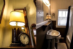 حوض استحمام بنظام ضخ المياه، مجففات شعر، مناشف