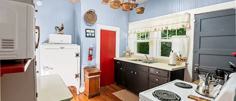 Coffee/tea maker, fridge, microwave, oven