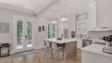 House, Multiple Beds, Patio, Garden View (Magnolia Breeze) | Private kitchen