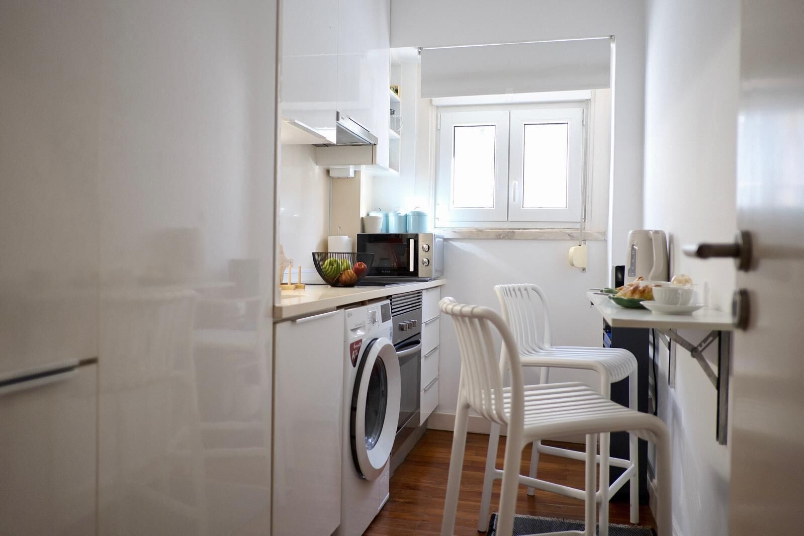 Mikrobølgeovn, ovn, kokeplater og oppvaskmaskin