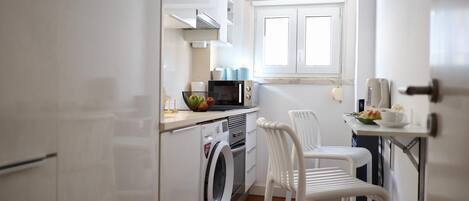 Mikrobølgeovn, ovn, kokeplater og oppvaskmaskin