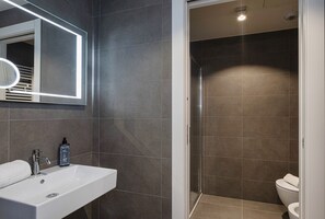 Shower, hair dryer, bidet, towels - Waterfront Charme by Wonderful Italy (Genova)